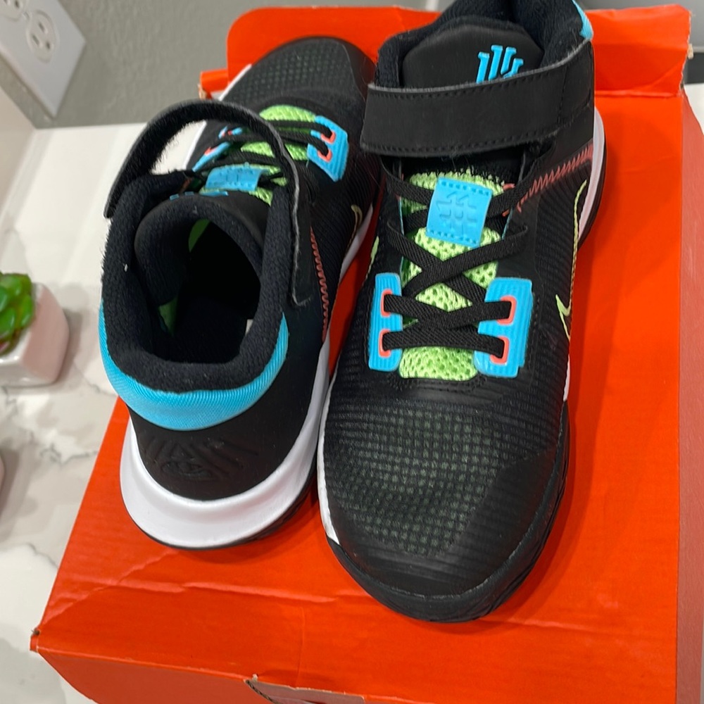 Kyrie Irving Bball Shoe Size 2 Flytrap IV Black/Lime/Lagoon